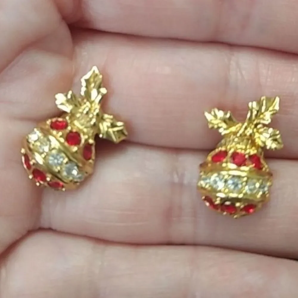 Avon gold tone holiday ornament earrings red rhinestone